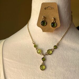 EUC Liz & Co Gold Tone Acrylic Stone Y Necklace and Matching Earrings Green